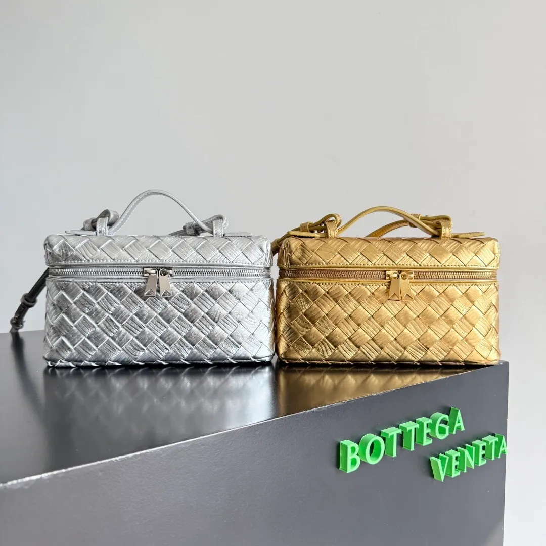 Bottega Veneta's magnificent woven series directly engraves "shine" 💫 into its DNA! Luxurious texture, a must-have for C-positions at year-end parties🌟